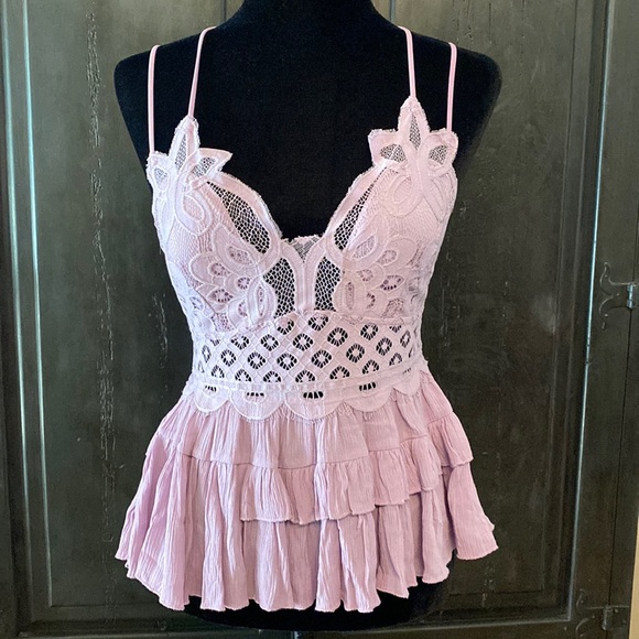 Zenana ruffles/lace periwinkle sleeveless top - size Large. - Picture 1 of 7